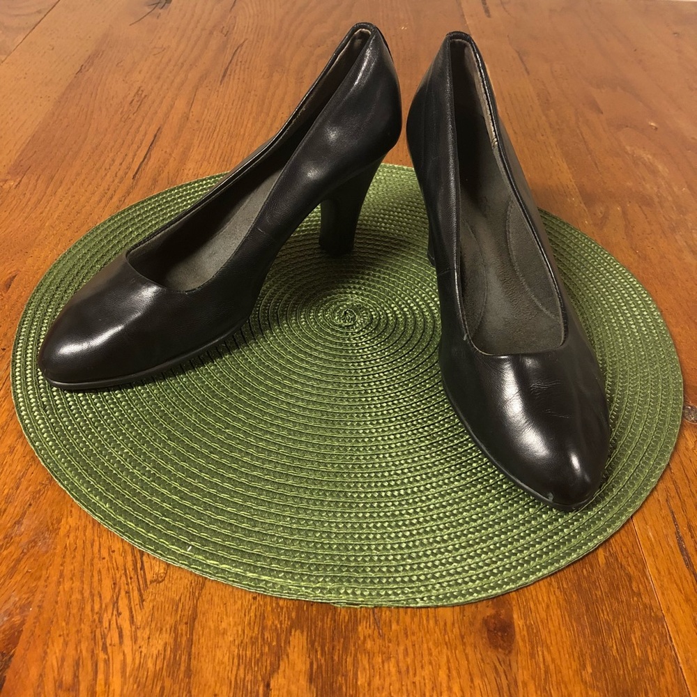 Aerosoles black leather pumps size US 8.5M